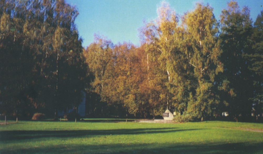 Номер фотографии 1 : Памятный знак репрессированным : Лиепайский р-н, волость Отанькю, между начальной школой и волостным правлением, у школьного парка