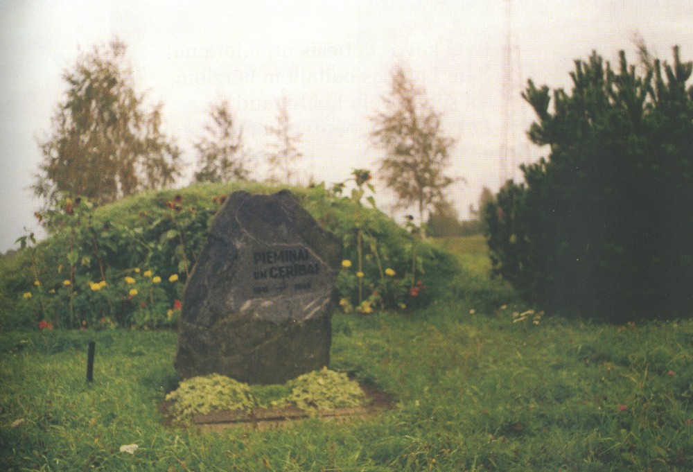 Номер фотографии 1 : Памятный знак репрессированным : Лиепайский р-н, волость Вайнодес, г. Вайноде