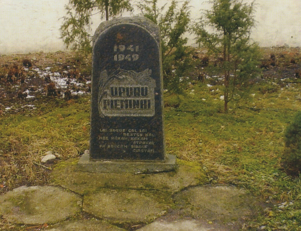 Номер фотографии 1 : Памятник жертвам коммунистического режима : Лиепайский р-н, волость Сакас, у лютерансой церкви