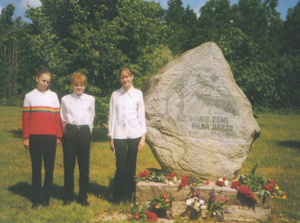 Номер фотографии 1 : Памятный знак жертвам политических репрессий : Лиепайский р-н, волость Калвенес, у железнодорожной станции