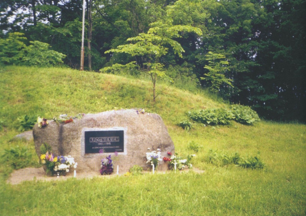Номер фотографии 1 : Памятный знак пострадавшим от репрессий коммунистического режима : Лиепайский р-н, волость Бункас, в парке бывшей господской усадьбы