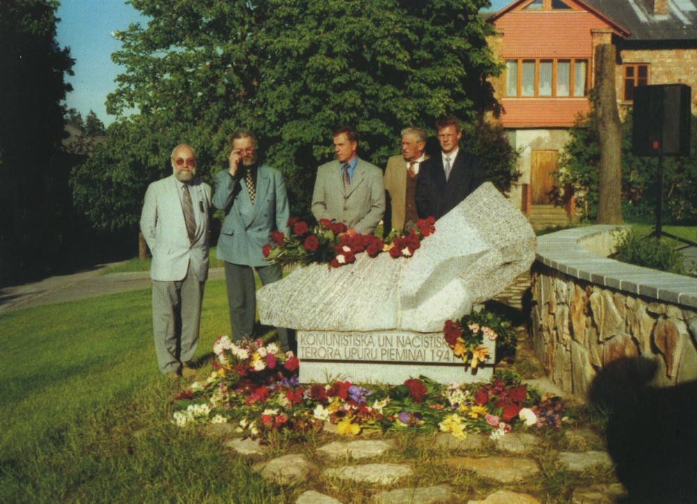 Номер фотографии 1 : Памятник жертвам коммунистического режима : Салдуский р-н, г. Броцены, у здания думы