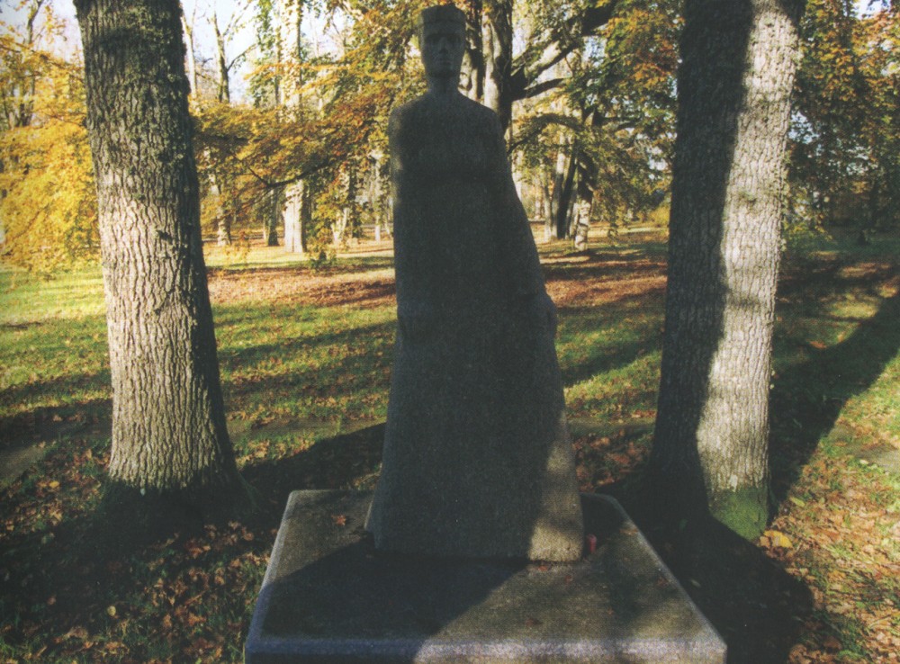 Номер фотографии 1 : Памятник «Скорбящая» : Талсинский р-н, Стразде : фотограф Д. Карклувалк