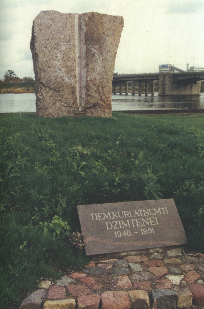 Номер фотографии 2 : Памятник репрессированным : Вентспилский р-н, в саду у Вентспилсского моста