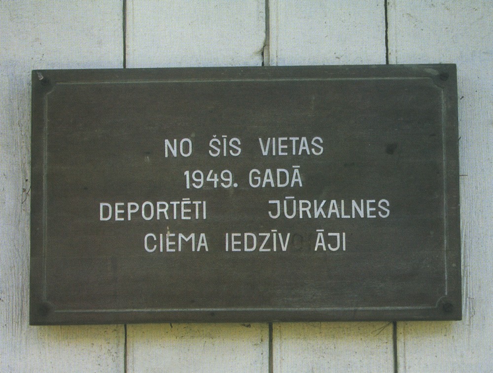 Номер фотографии 1 : Памятная доска репрессированным : Вентспилский р-н, г. Юркалне, у Народного дома