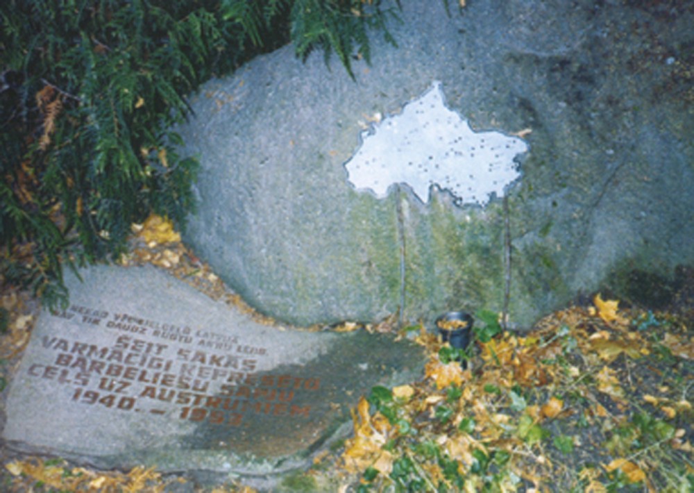 Номер фотографии 1 : Памятный знак репрессированным : Бауский р-н, волость Барбелес