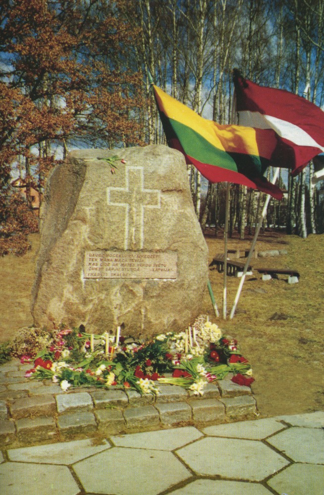 Номер фотографии 1 : Памятный знак жертвам коммунистического режима : священная «Роща, перекресток Калнциема и Старой улицы
