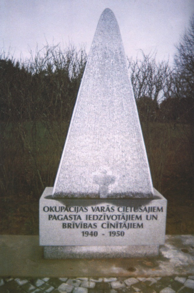 Номер фотографии 1 : Памятник пострадавшему от советской оккупации населению : у средней школе в Карозас