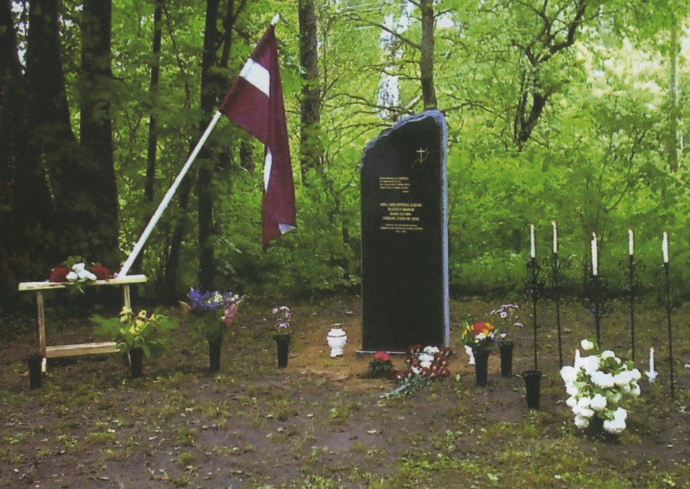 Номер фотографии 1 : Памятник жертвам коммунистического режима : Екабпилсский р-н, волость Дунавас, г. Дунава, у старой школы