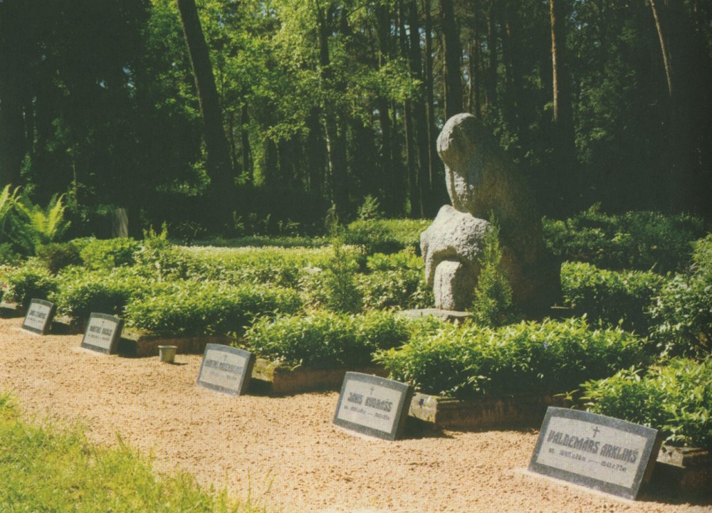 Номер фотографии 1 : Ансамбль памяти жертв коммунистического режима 1941 года : кладбище