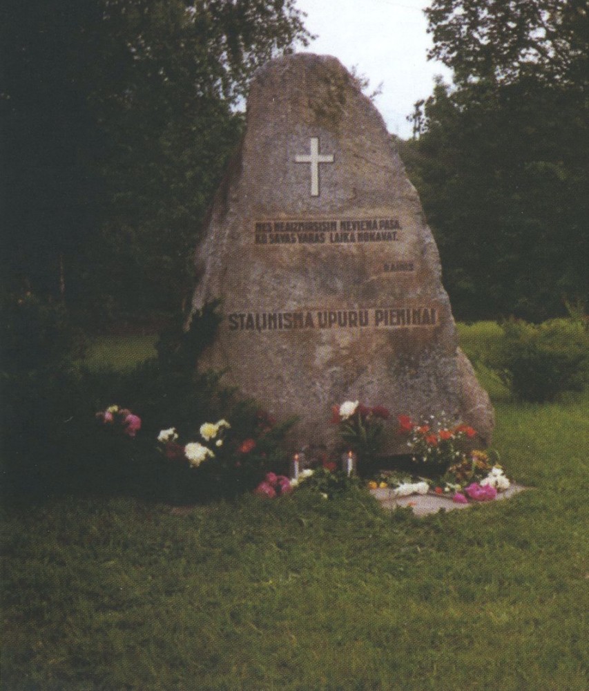 Номер фотографии 1 : Памятный знак жертвам репрессий : Тукумсский р-н, г. Кандава