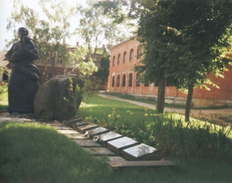 Номер фотографии 1 : Памятник пострадавшим от репрессий : исторический центр