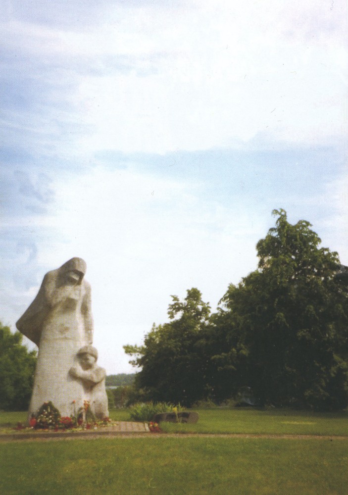 Номер фотографии 1 : Памятник «Скорбящая Мать» : Краславский р-н, г. Дагда