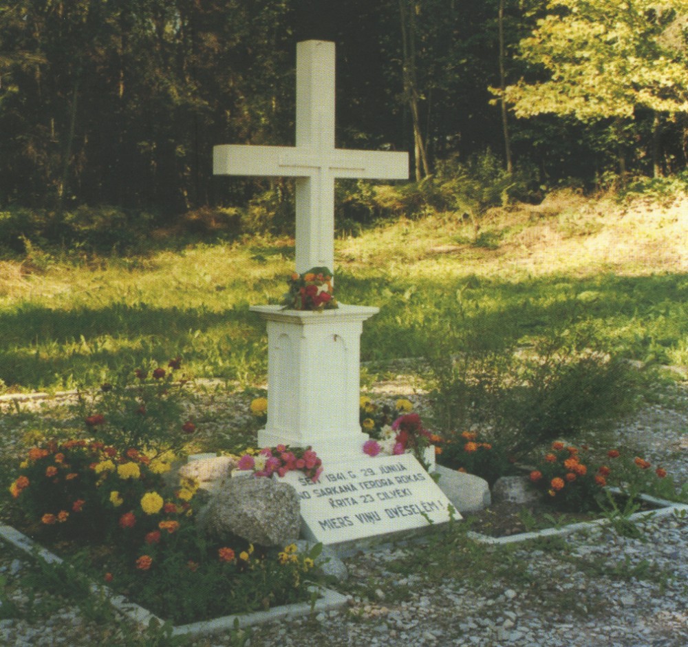 Номер фотографии 1 : Место памяти павших участников движения национального сопротивления : Лудзенский р-н, волость Звиргзденес, на Косой горе