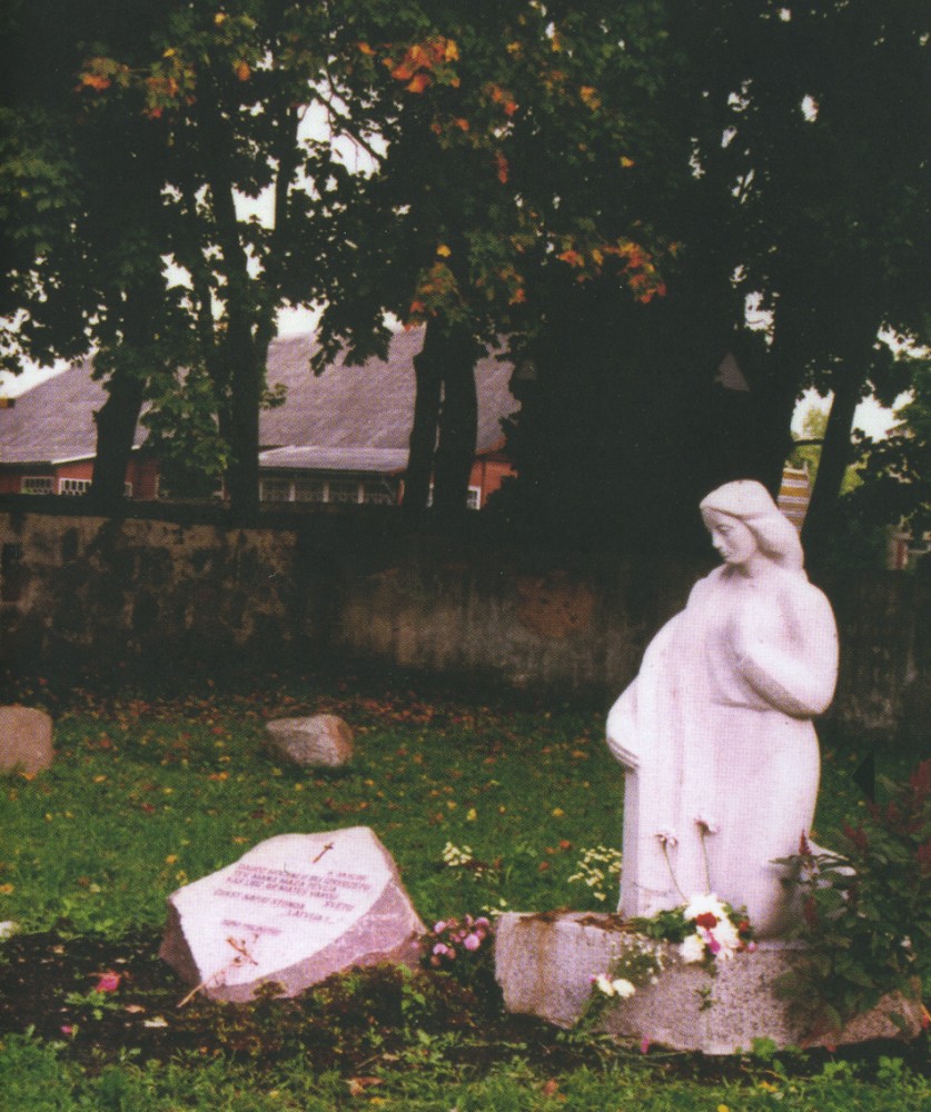 Номер фотографии 1 : Памятник жертвам политических репрессий : у католической церкви