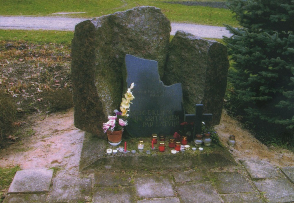 Номер фотографии 1 : Памятный знак жертвам политических репрессий : Прейльский р-н, волость Айзкалнес, г. Айзкалне, на площади напротив католической церкви