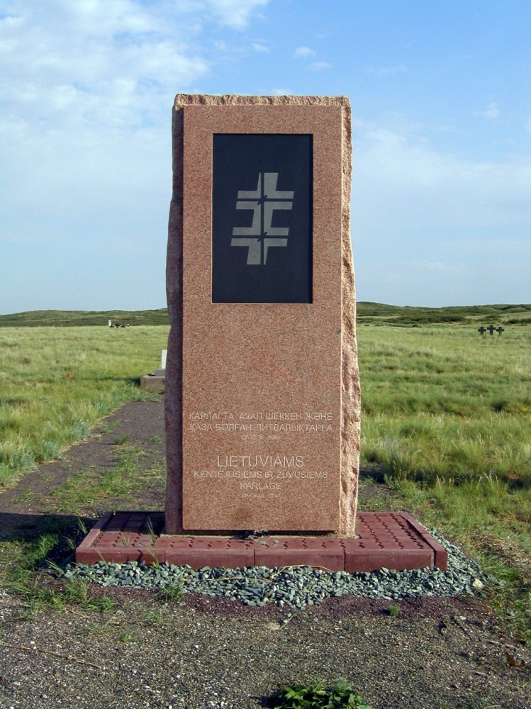 Номер фотографии 1 : Памятный знак литовцам - бывшим узникам Карагандинского лагеря : кладбище : фотограф Д. Гусак (г. Караганда)