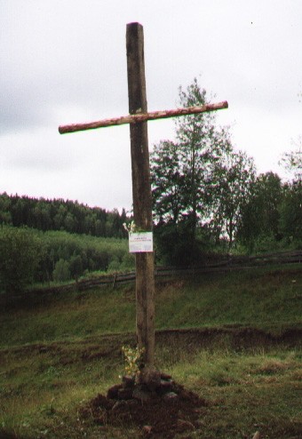 Номер фотографии 1 : Поклонный крест жертвам репрессий : пос. Булдырья Чердынского р-на : фотограф Р. Латыпов
