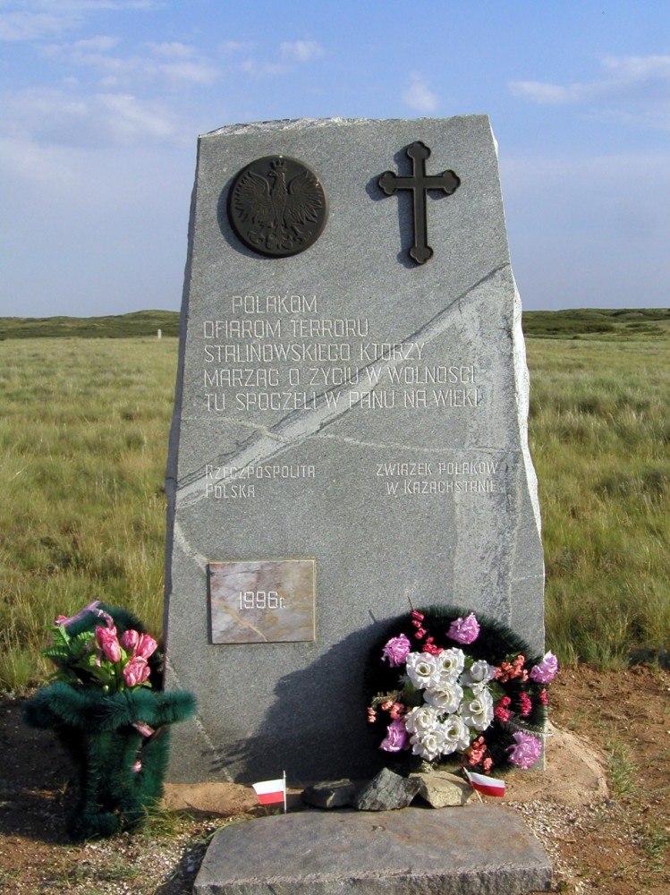 Номер фотографии 1 : Памятный знак полякам - жертвам политических репрессий : кладбище : фотограф Д. Гусак (г. Караганда)