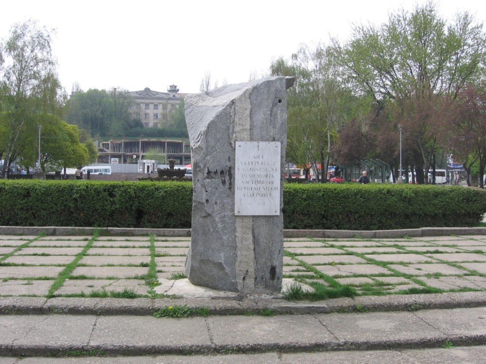 Номер фотографии 1 : Закладной камень памятника жертвам репрессий : около железнодорожного вокзала : фотограф М. Колесов