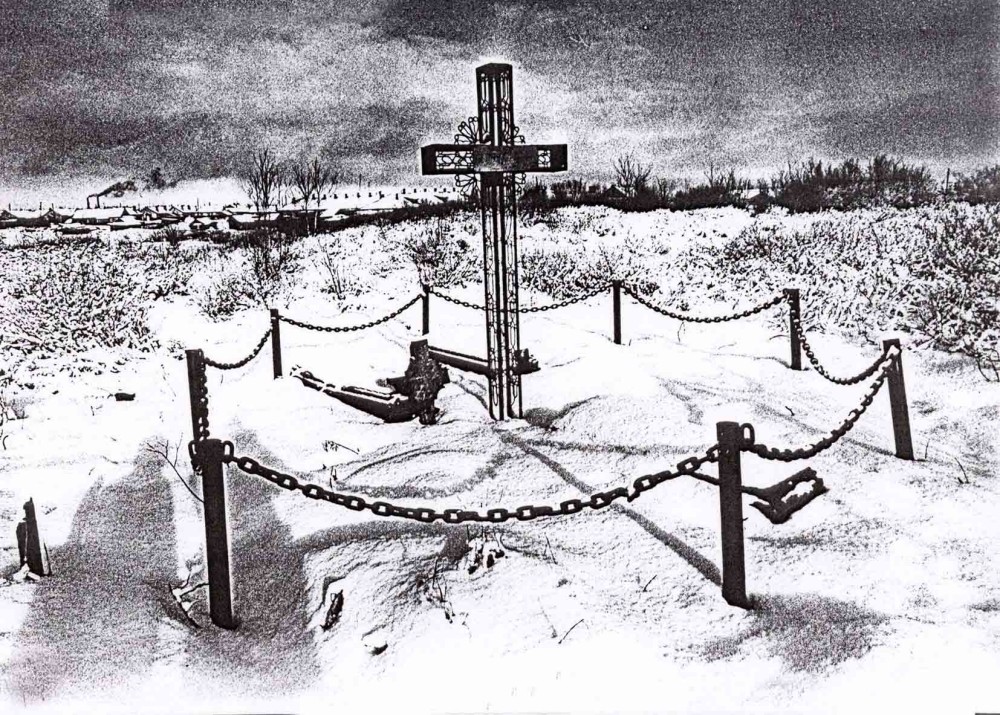Номер фотографии 1 : Памятный крест «Не вернувшимся...» : у шахты «Глубокая» (на месте массовых захоронений узников интинского ОЛП-1)