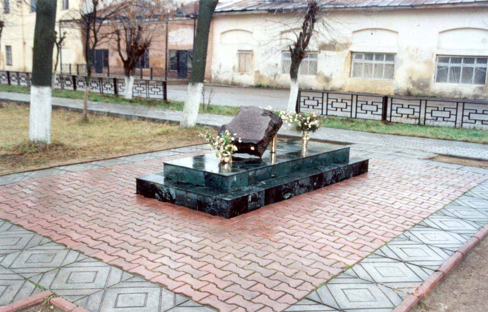 Номер фотографии 1 : Закладной камень памятника жертвам репрессий : ул. Московская (в сквере) : *                                                  : фотограф З. Кузикова                                       