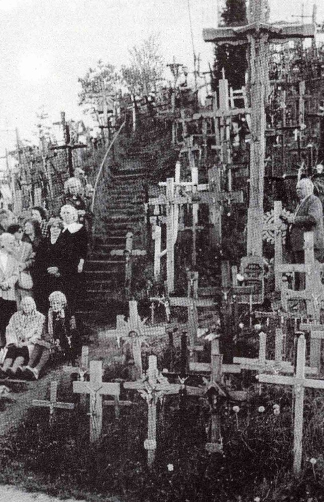Номер фотографии 1 : Крест погибшим ссыльным на «Горе крестов» : 20-й км шоссе Шауляй - Рига