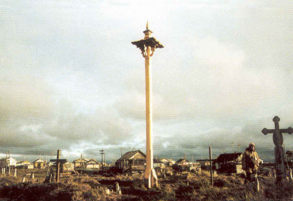 Номер фотографии 1 : Памятный столб на месте первой юрты ссыльных : дельта р. Лены