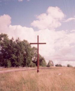 Номер фотографии 2 : Памятный крест гражданам Латвии - жертвам коммунистического террора : территория бывш. Вятлага