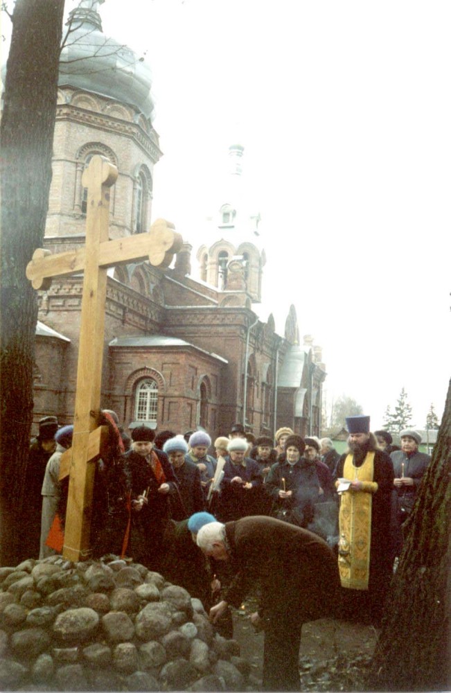 Номер фотографии 1 : Памятный крест жертвам политических репрессий : у храма Александра Невского