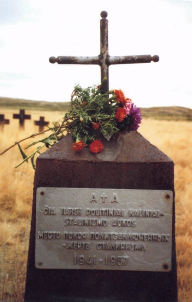 Номер фотографии 1 : Памятный знак литовцам - жертвам репрессий : кладбище Песчанлага