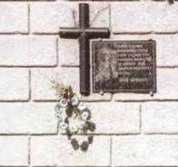 Номер фотографии 2 : Мемориальная доска расстрелянным в 1941 г. узникам тюрьмы : г. Добромиль Старосамборского р-на, здание тюрьмы : фотограф В. Федущак