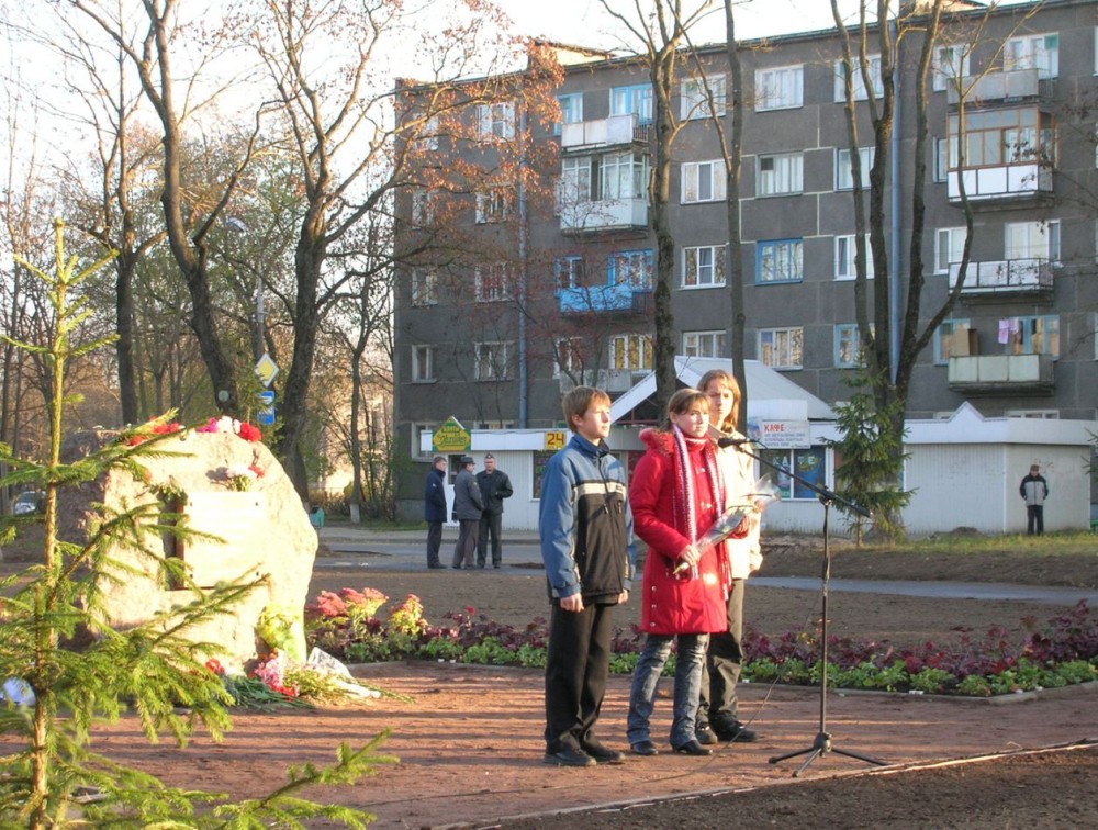 Номер фотографии 1 : Закладной камень мемориала жертвам политических репрессий : у кладбища Жен Мироносиц