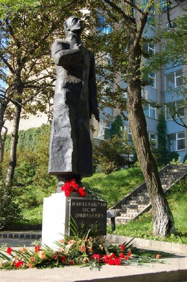 Номер фотографии 1 : Памятник поэту О.Э. Мандельштаму, погибшему в пересыльном лагере  г. Владивостока в 1938 г. : ул. Гоголя, 41 (в сквере ВГУЭС)