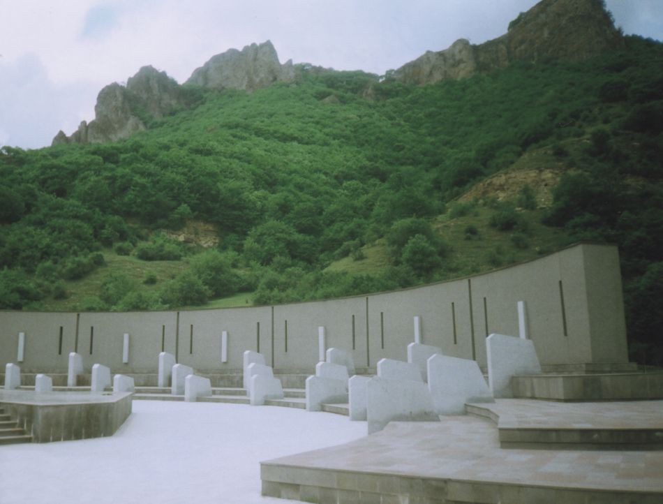 Номер фотографии 1 : Мемориал жертвам политических репрессий и депортации карачаевцев в Среднюю Азию (1943-1957 гг.) :  : фотограф Р.Бегеулов