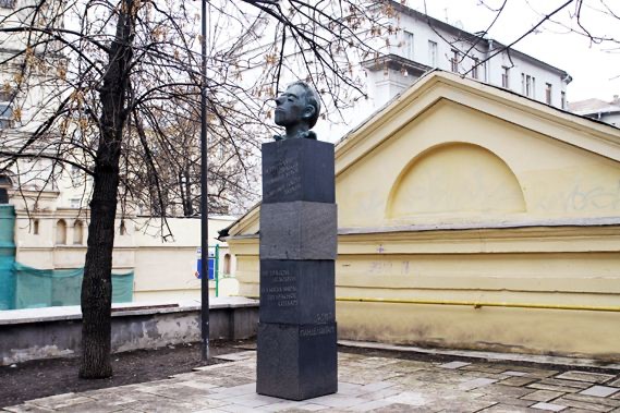 Фотография 1 : Памятник поэту О.Э. Мандельштаму, рядом с домом, в котором он останавливался у своего брата : фотограф BG.RU