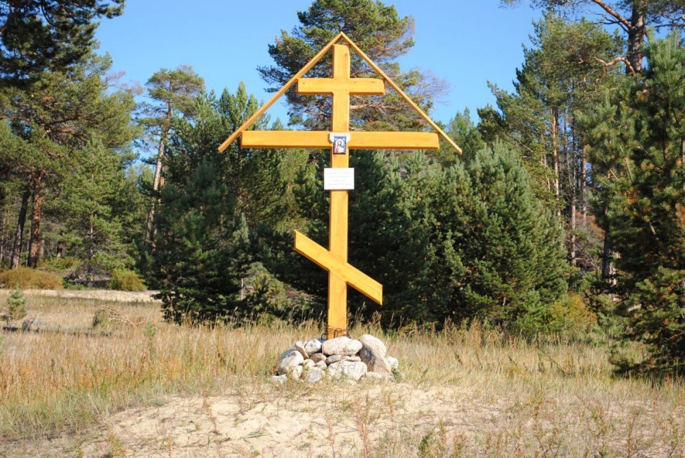 Номер фотографии 1 : Памятный крест ссыльным из Литвы : озеро Байкал, остров Ольхон, урочище Песчаное : фотограф С. Волков, wikimedia.org
