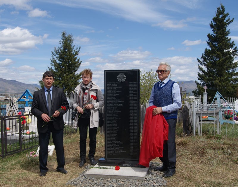 Номер фотографии 1 : Памятный знак на месте захоронения более пятидесяти ссыльных эстонцев : с. Верхнеусинское : фотограф Куно Рауде