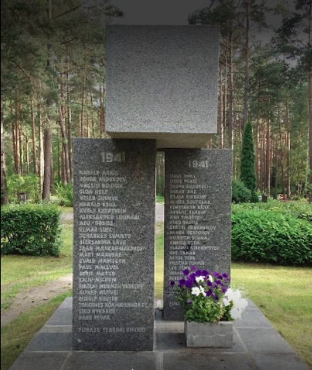 Фотография 2 : Надгробный монумент казненным в 1941 г. : фотограф Gerrit K (https://www.google.com/maps)