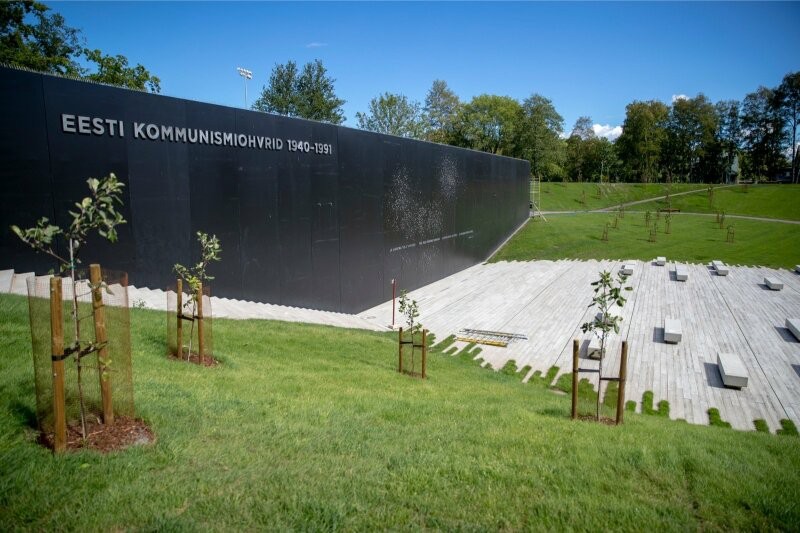 Номер фотографии 1 : Мемориал жертвам коммунизма «Путь» (Teekond) : Маарьямяги (главный вход со стороны ул. Пирита) : фотограф Tiit Blaat (https://m.rus.delfi.ee)