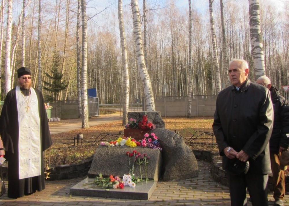 Номер фотографии 1 : Памятный знак жертвам политических репрессий : Большеволжское кладбище : фотограф Е. Ступин