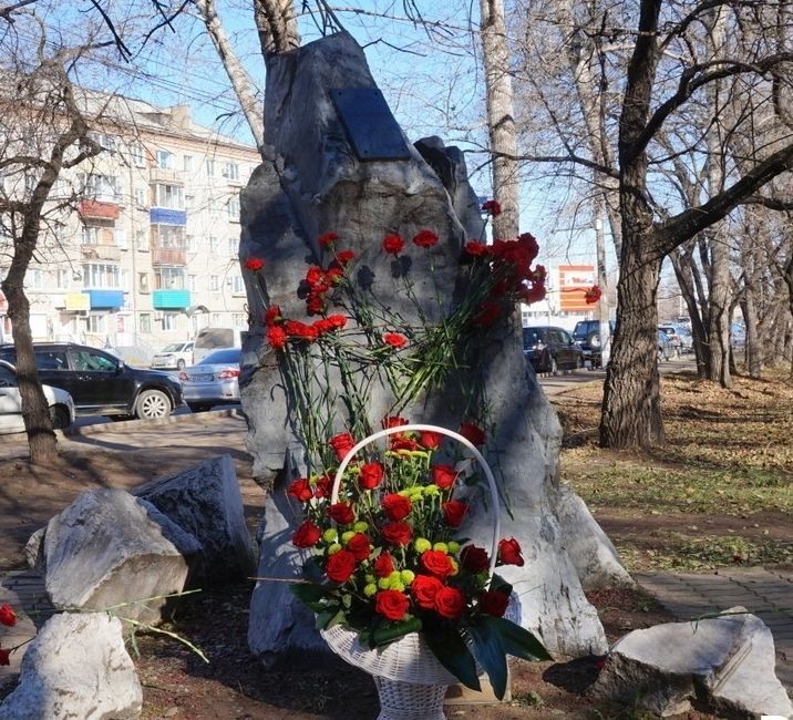 Фотография 2 : Памятный знак жертвам политических репрессий : фотограф www.dvnovosti.ru