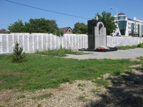 Номер фотографии 1 : Памятник грекам, репрессированным в 1937-1938 гг. : Всесвятское мемориальное кладбище : фотограф www.greek-martirolog.ru