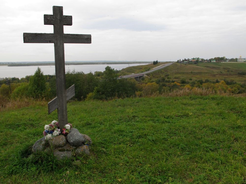 Номер фотографии 1 : Памятный крест заключенным, погибшим на затонувших баржах : на высоком берегу р. Северной Двины : фотограф Н. Самовер