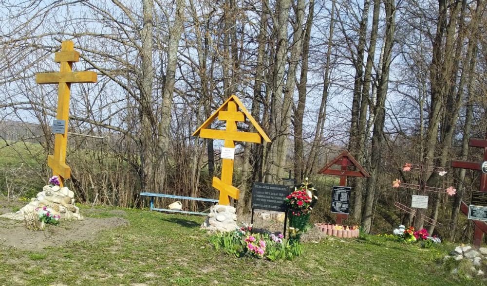 Номер фотографии 1 : Мемориал жертвам политических репрессий, расстрелянным и умершим в лагерях священникам и мирянам : недалеко от города, в овраге (в районе деревни Бордуково) : Современный вид мемориала : фотограф Н. Голубятникова