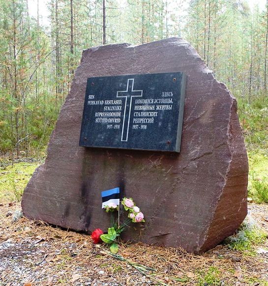 Номер фотографии 1 : Памятник эстонцам – жертвам политических репрессий : мемориальное кладбище «Сандармох» : фотограф Semenov.m7(https://ru.wikipedia.org/Сандармох)