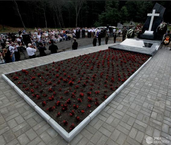 Номер фотографии 1 : Мемориал жертвам политических репрессий в Приморье : Лесное кладбище : фотограф https://ria.ru/20130814/956134675.html