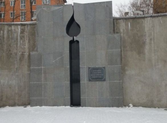 Номер фотографии 1 : Памятный знак «Каменная свеча» : сквер Веры и Надежды : фотограф www.tripadvisor.ru, путешественник Aleksandr S
