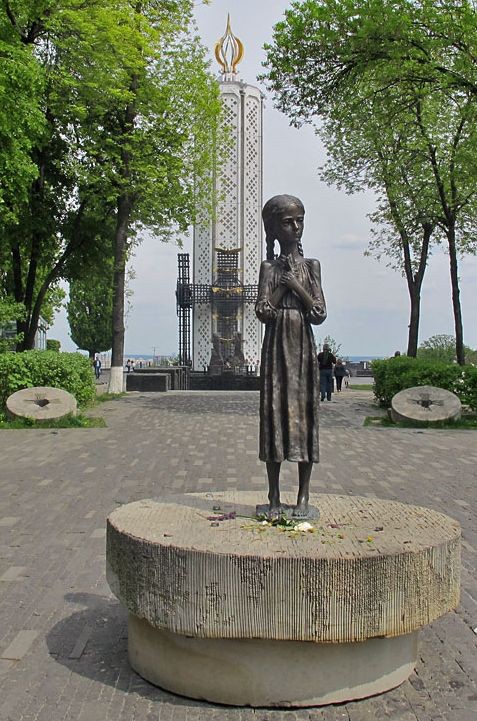 Номер фотографии 1 : Мемориал «Свеча памяти» : Национальный музей «Мемориал памяти жертв Голодомора на Украине», ул. Лаврская, 3 : фотограф http://vkieve.net