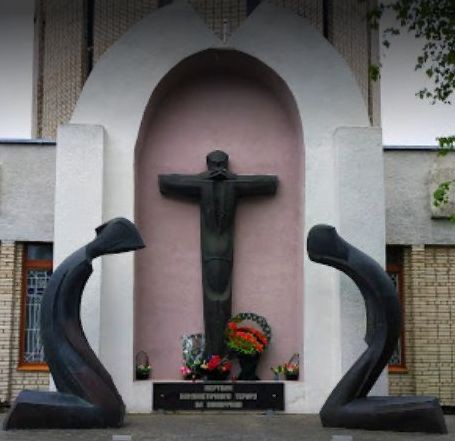 Номер фотографии 1 : Памятник жертвам тоталитарного режима : Парк культуры (у входа)